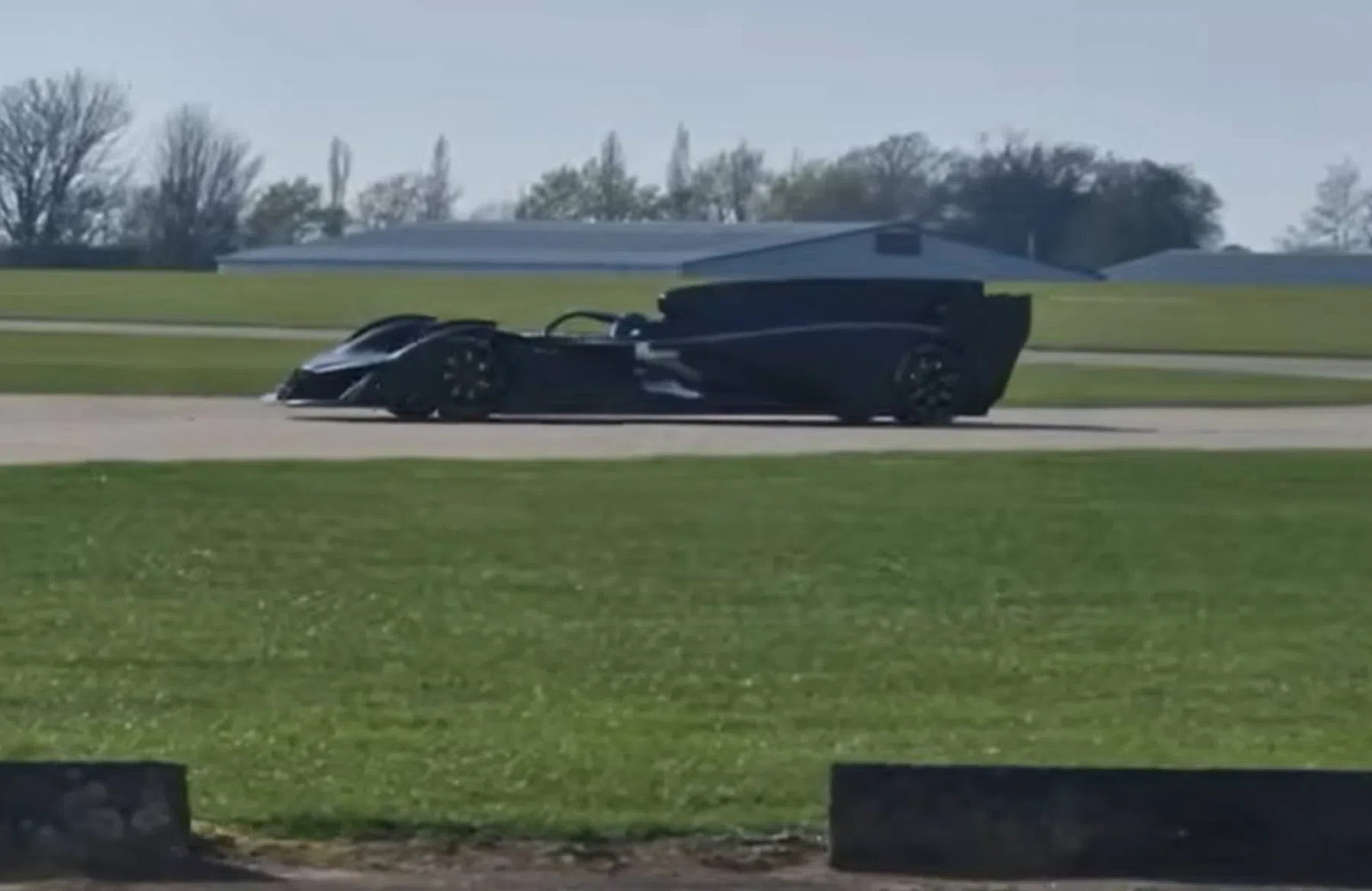 VIDEO: Aston Martin test Valkyrie cabrio met F1-halo! 