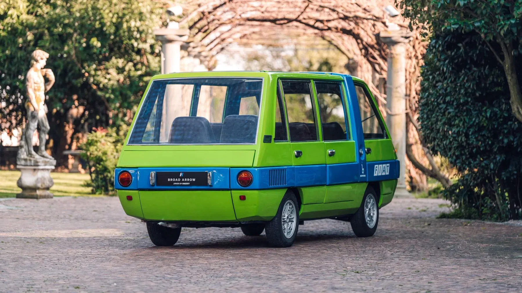 Waarom dit gekke busje een ton moet kosten