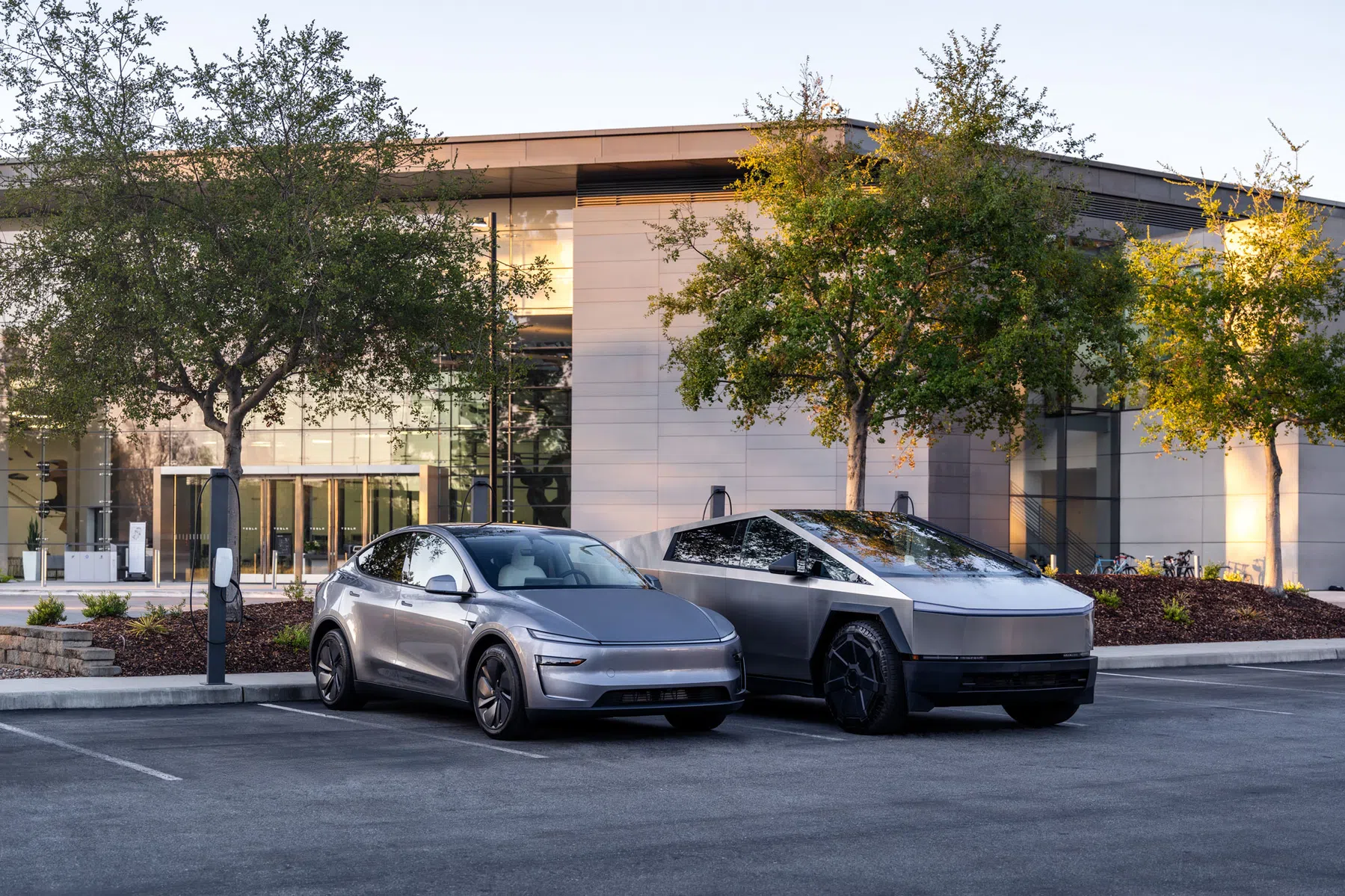 Elon Musk houdt de boel voor de gek door SpaceX Tesla’s te laten kopen