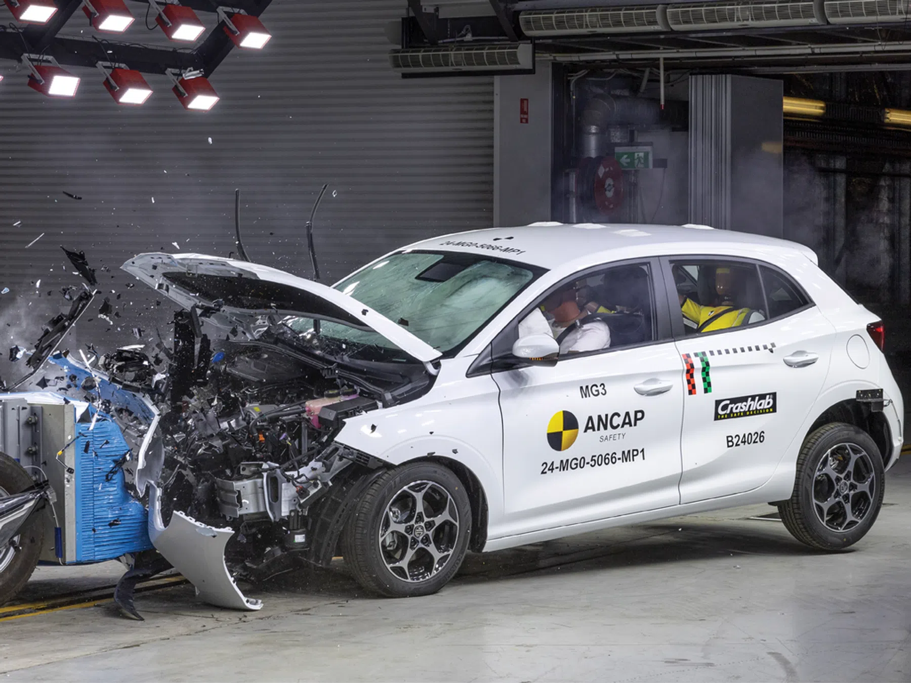 Autobouwers misbruiken veiligheid voor hogere prijzen!