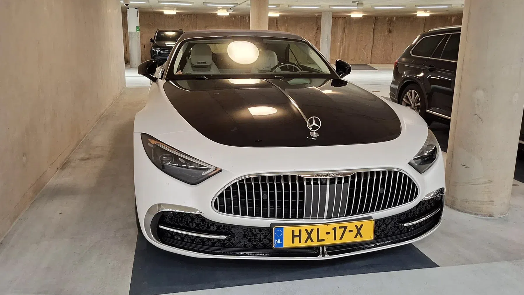 Deze Mercedes SL kost €370k en is af fabriek matwit