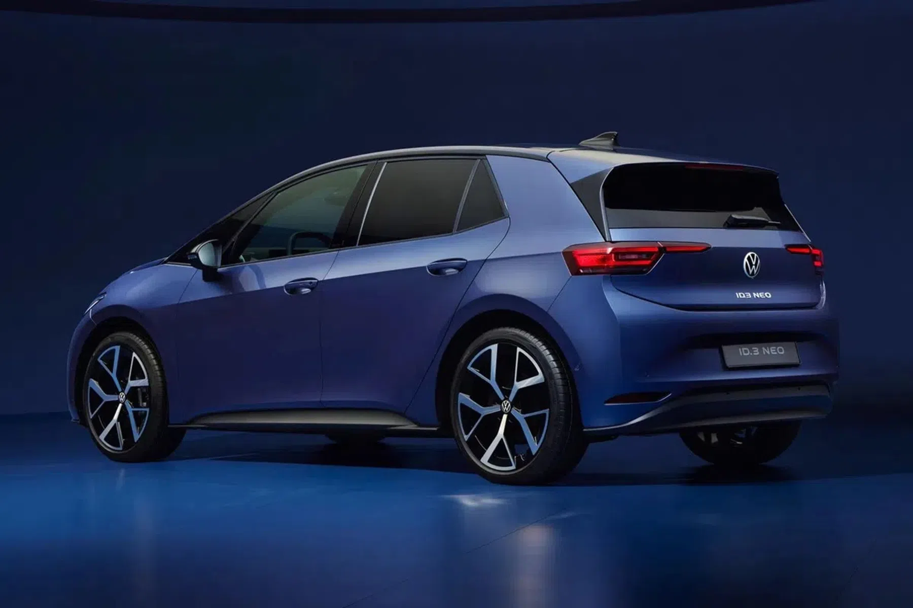 Auto's met verbrandingsmotoren nog vier jaar winstgevender dan EV's