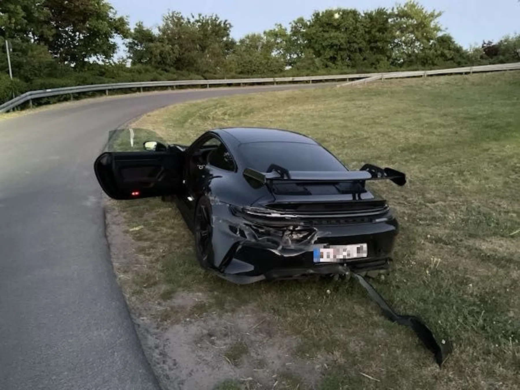 Achtergelaten Porsche 911 GT3 na bizarre crash
