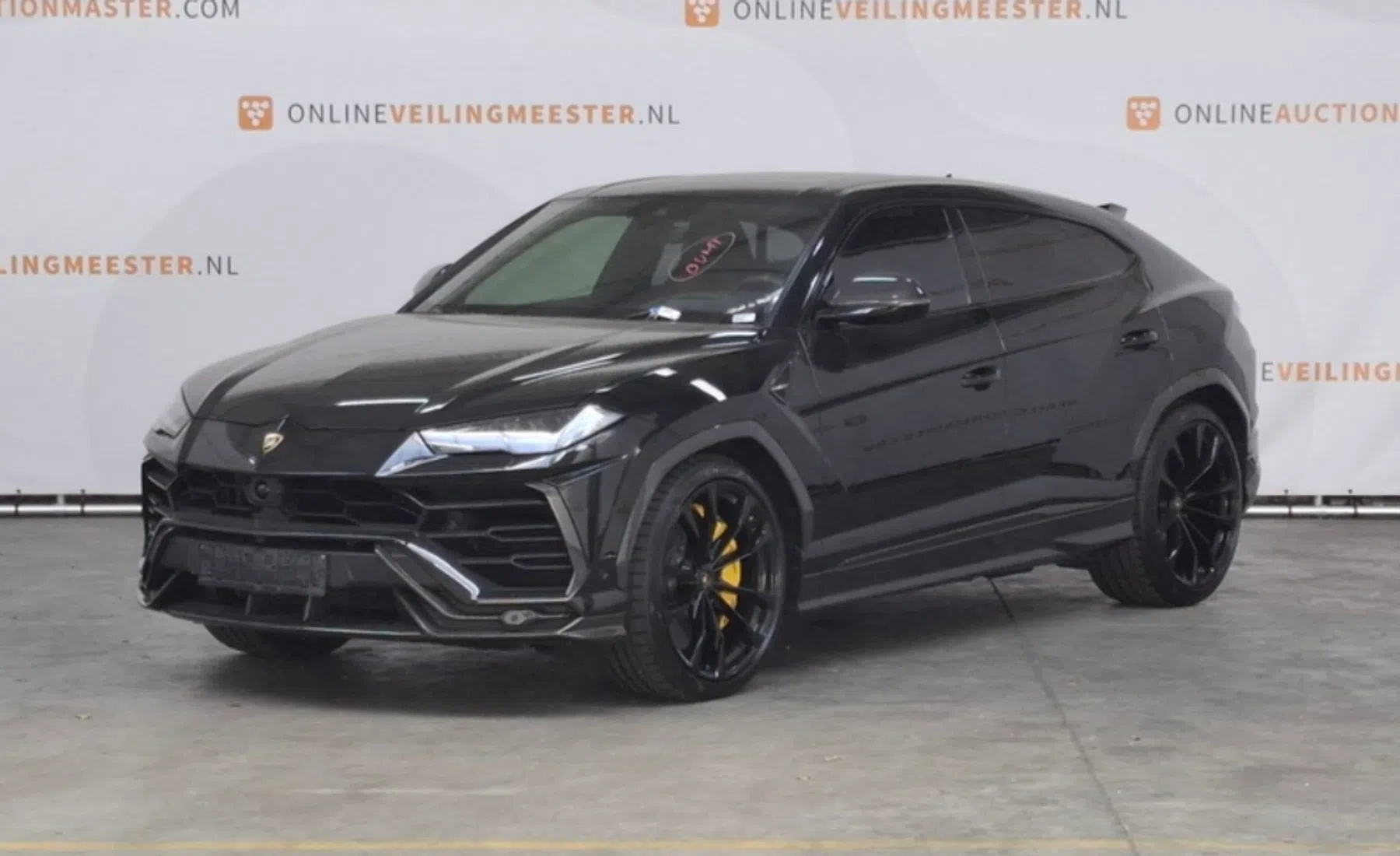 Domeinen dumpt brute Urus zonder kenteken