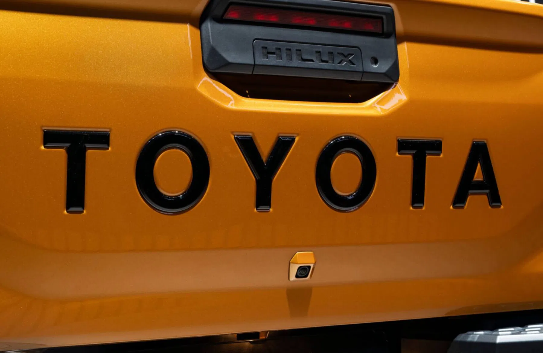 Voor deze hybride Toyota betaal je 100.000 euro BPM in Nederland!