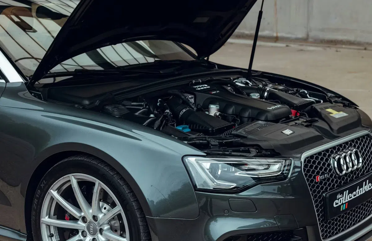 Dikke Audi RS5 Cabrio met turboloze-V8 is klaar voor de zomer!