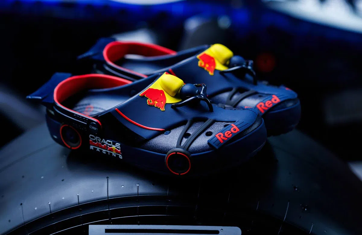 Dit paar Red Bull F1 Crocs is geen koopje!