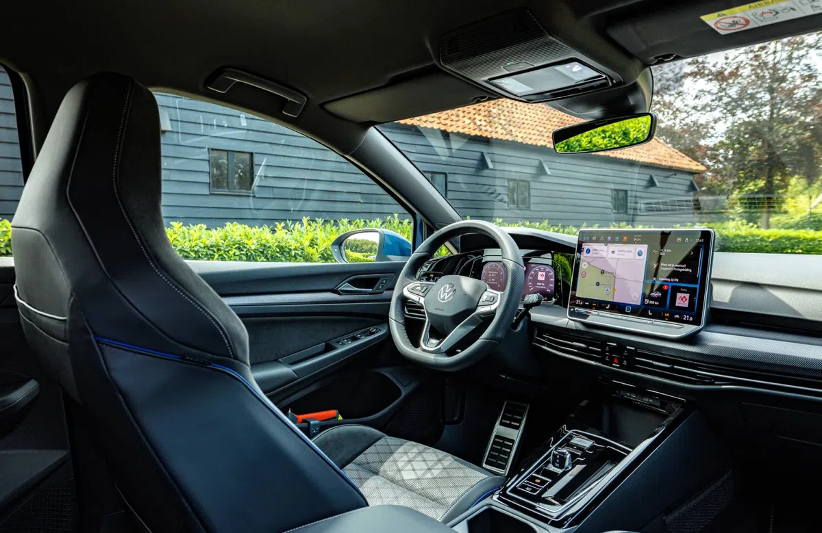 De geur in nieuwe auto's is schadelijk, maar er is een oplossing!