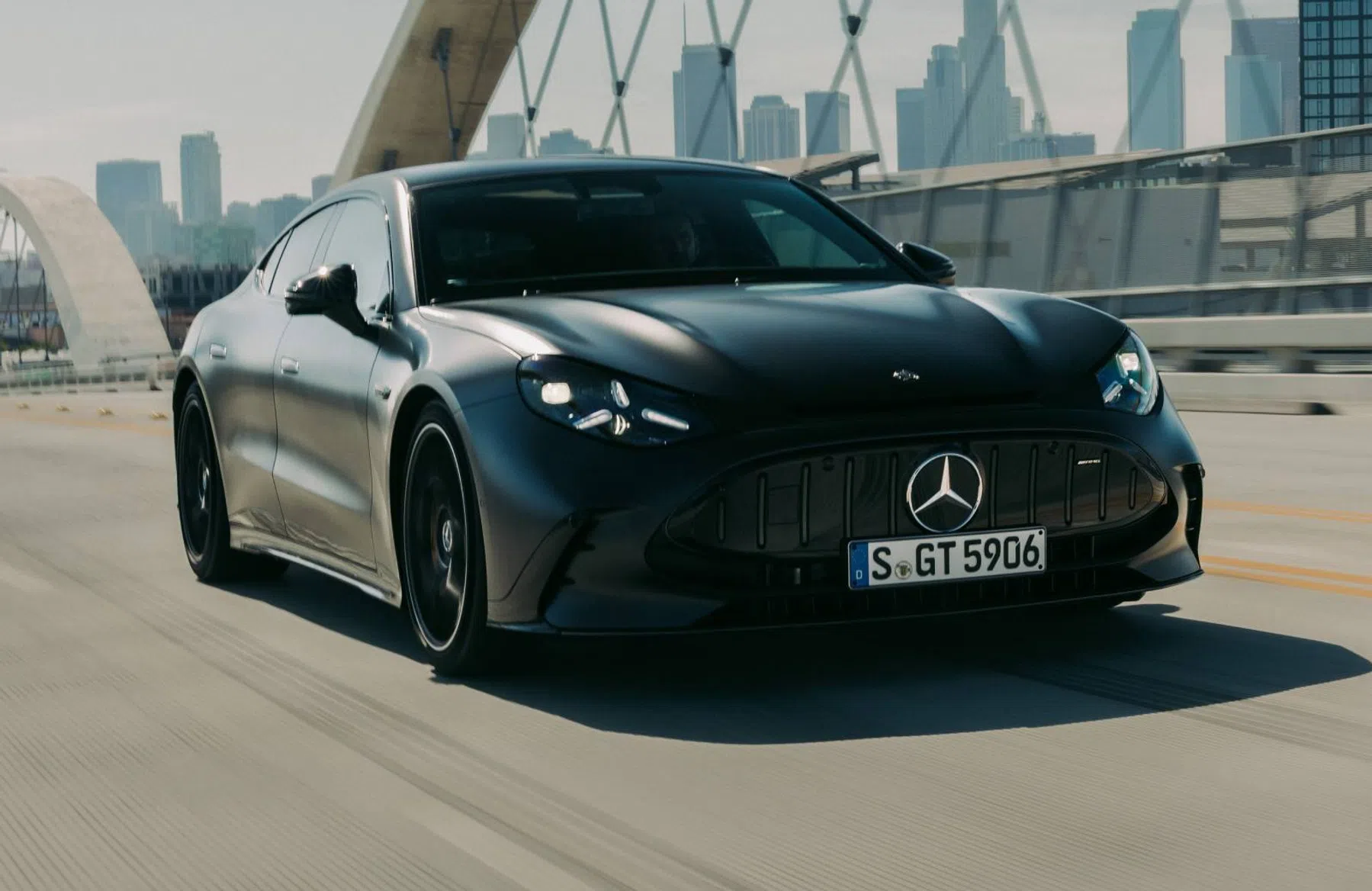 De Mercedes-AMG GT 4-Door Coupé is VEEL goedkoper dan zijn Porsche-concurrent