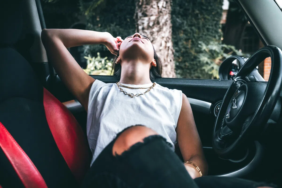 Relaxen in je auto? Binnenkort is ook dat verboden, want het is gevaarlijk