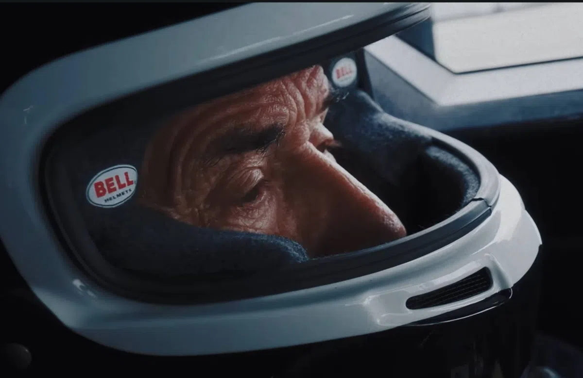 VIDEO: 81-jarige F1-icoon rijdt in moderne Le Mans Hypercar