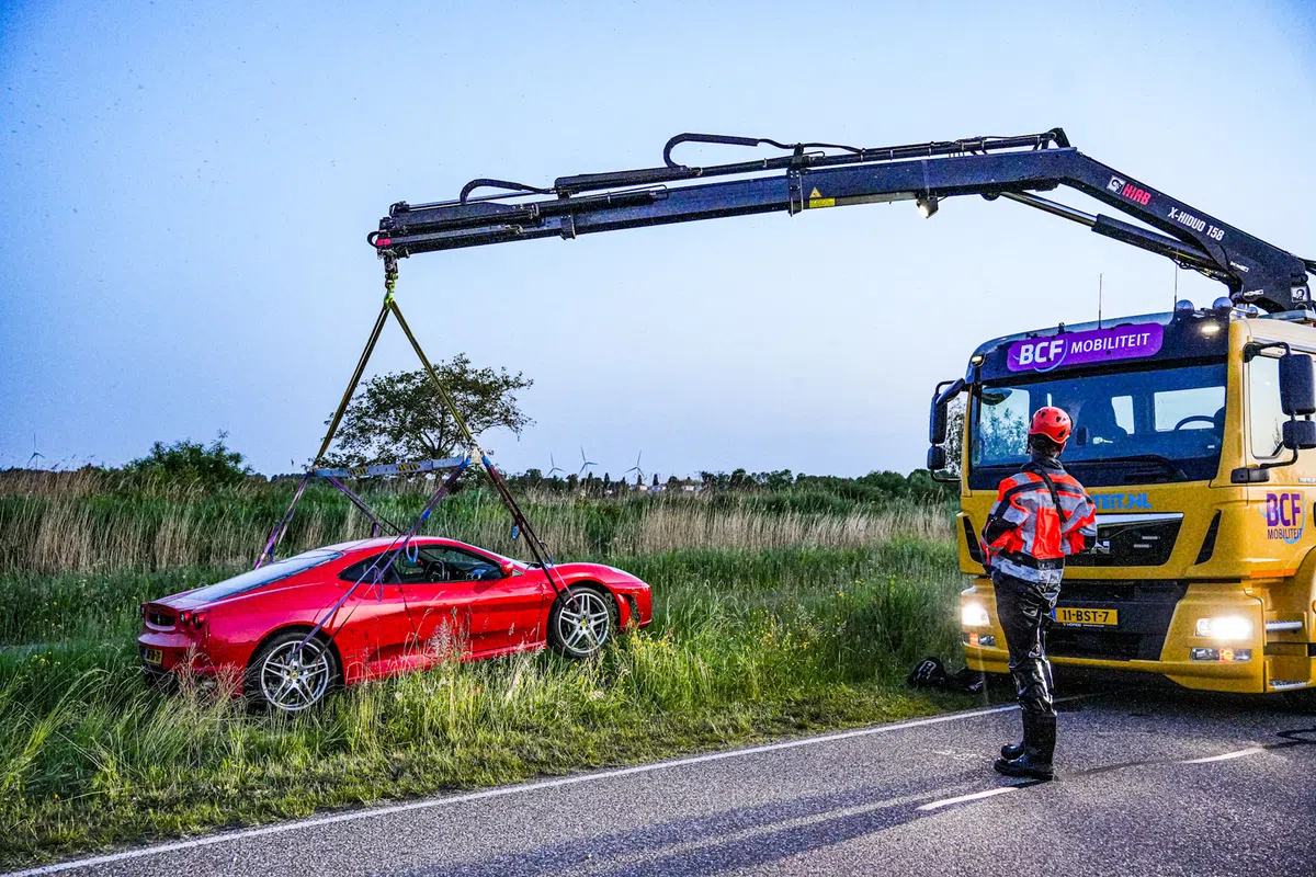 Ritje met Ferrari F430 eindigt in een Friese sloot