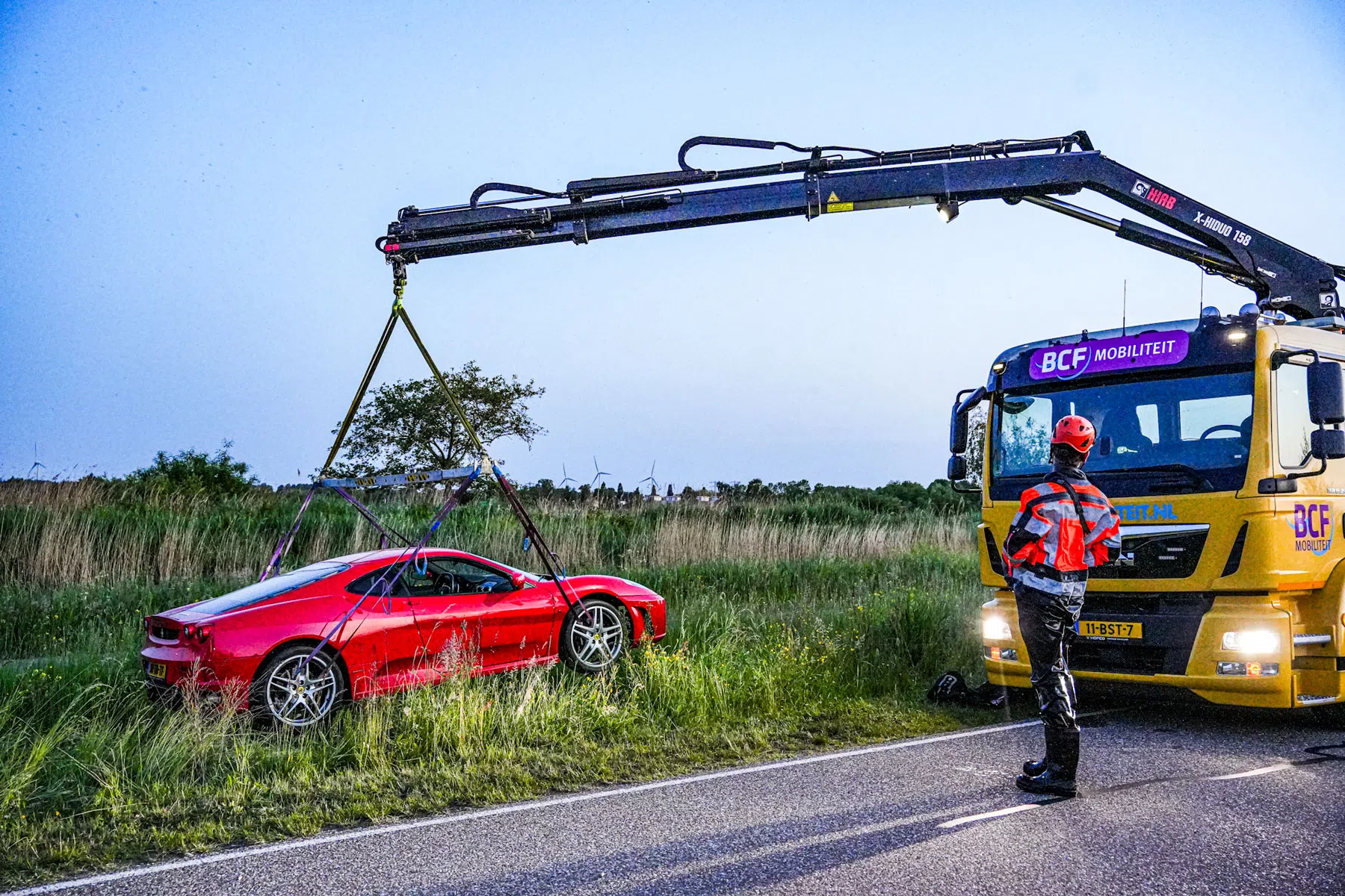 Ritje met Ferrari F430 eindigt in een Friese sloot