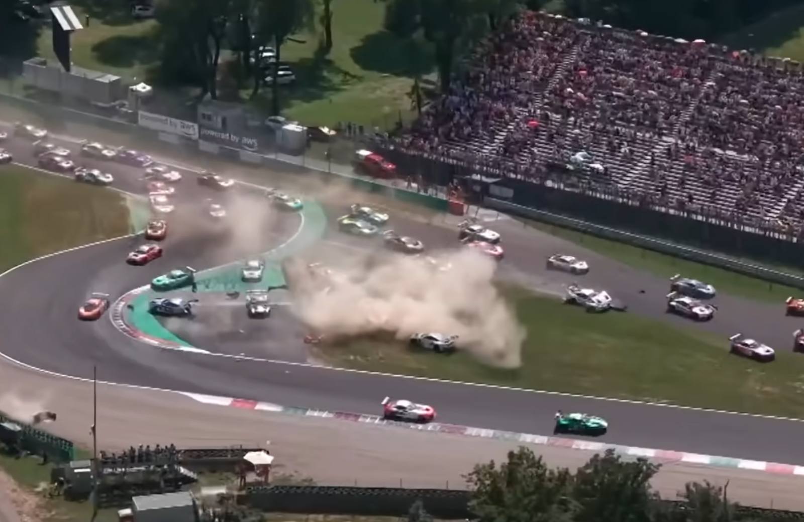 VIDEO: Gigantische startcrash bij GT-race op Monza