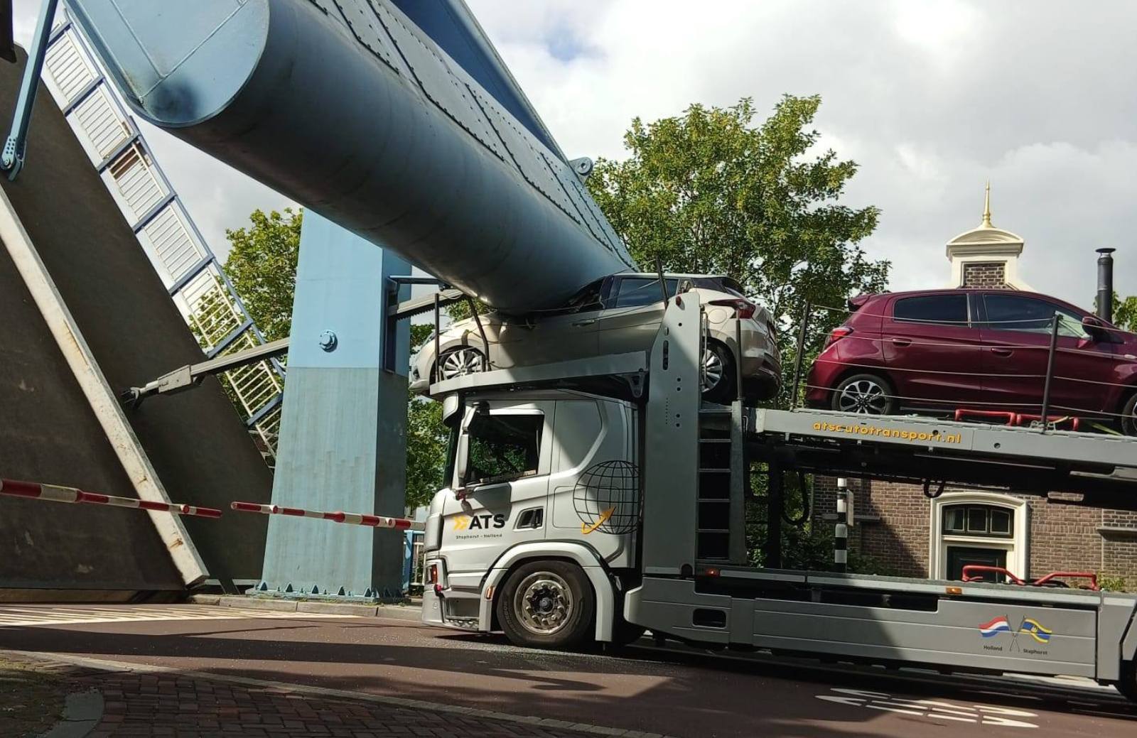 Duur foutje: Trucker negeert stopstreep en laat Nissan pletten