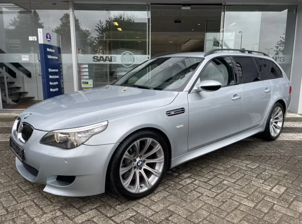 Kies maar. Een oude of een nieuwe BMW M5 voor hetzelfde geld