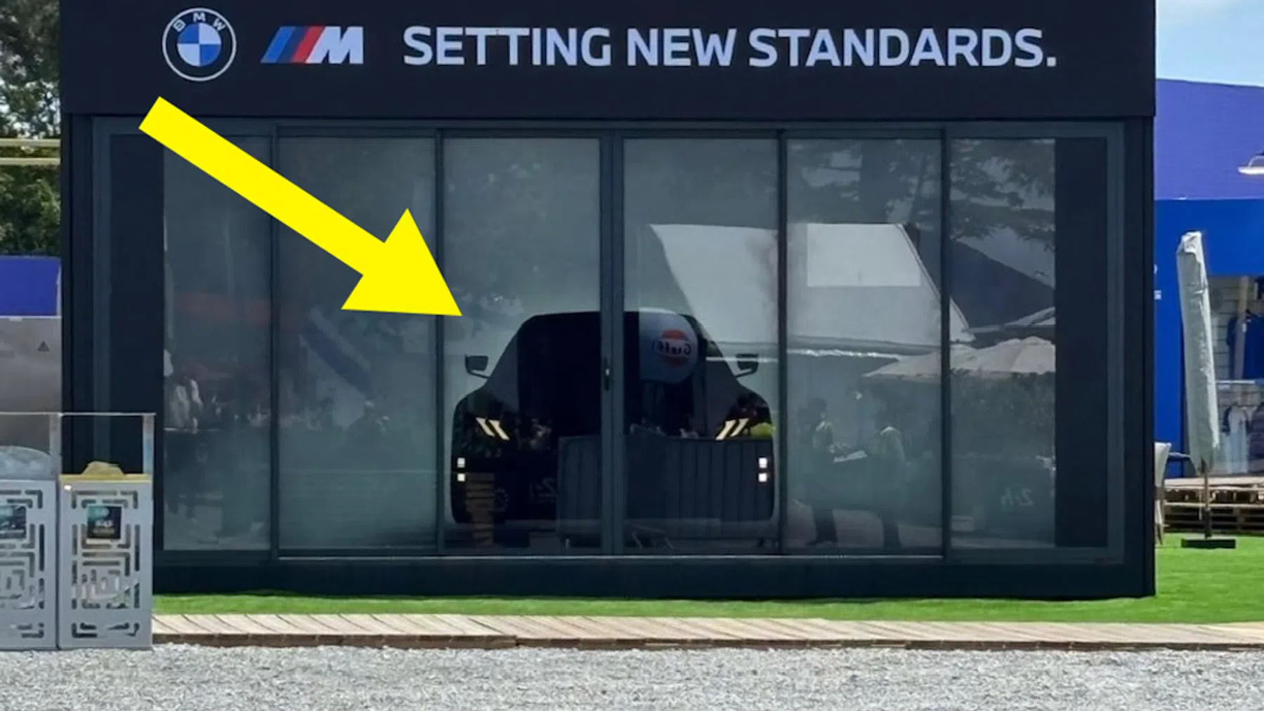 Welke nieuwe BMW staat er in deze mysterieuze box?