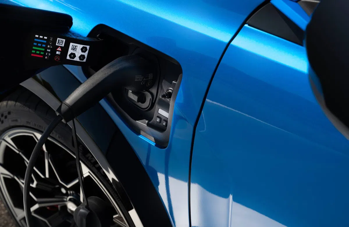 Nederlandse onderzoekers luiden noodklok: stop NU met EV-laden rond etenstijd!