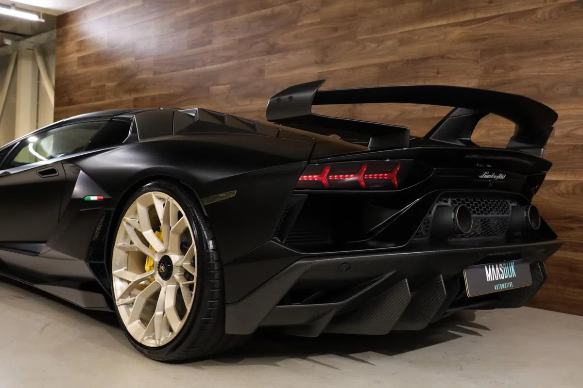 Koop deze peperdure Lambo op Marktplaats, voordat Batman het doet