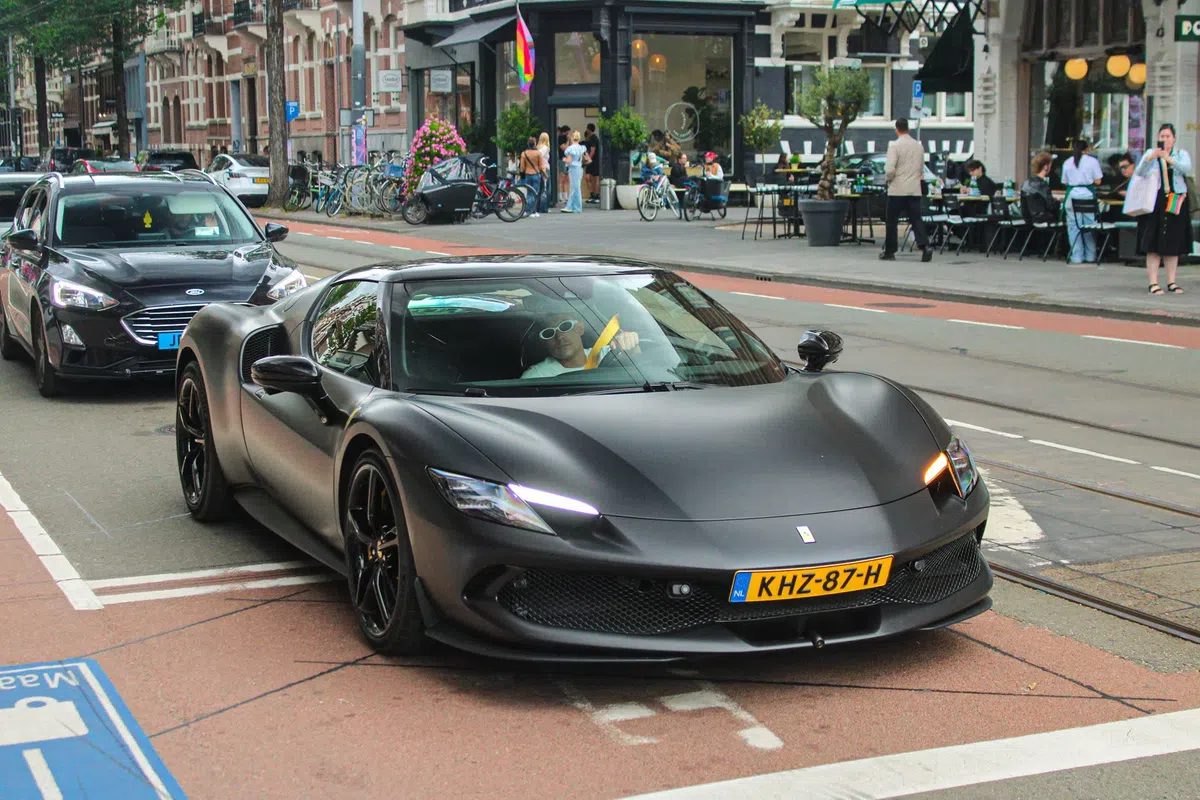Lil' Kleine heeft een nieuwe Ferrari, maar daar is iets mis mee