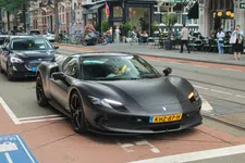Lil' Kleine heeft een nieuwe Ferrari, maar daar is iets mis mee