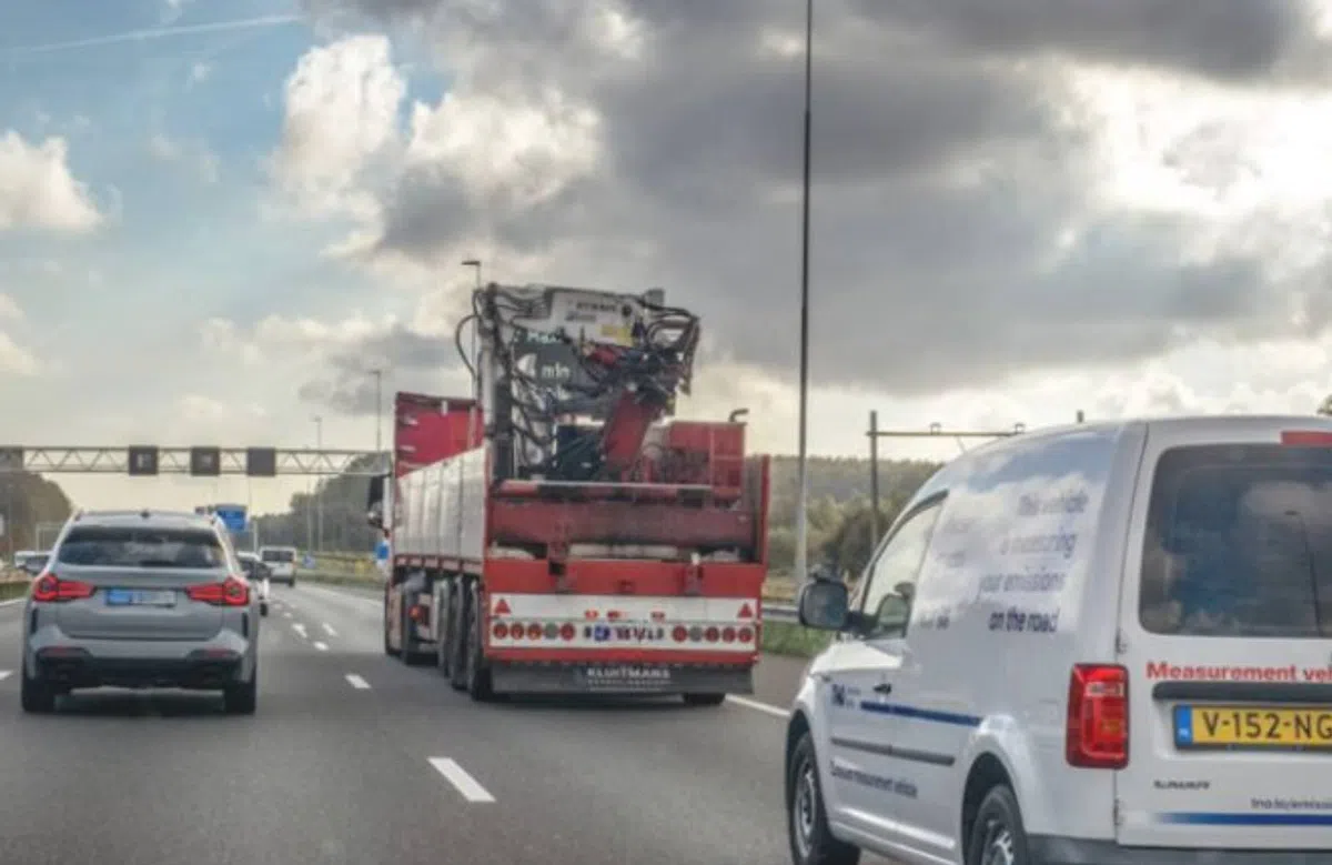Na de flitsbus heeft de politie nu ook de snuffelbus: dit doet ie