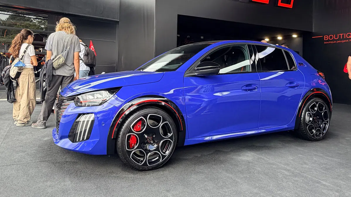 Dit is de nieuwe Peugeot e-208 GTi in het echt (en dit gaat ‘ie kosten)