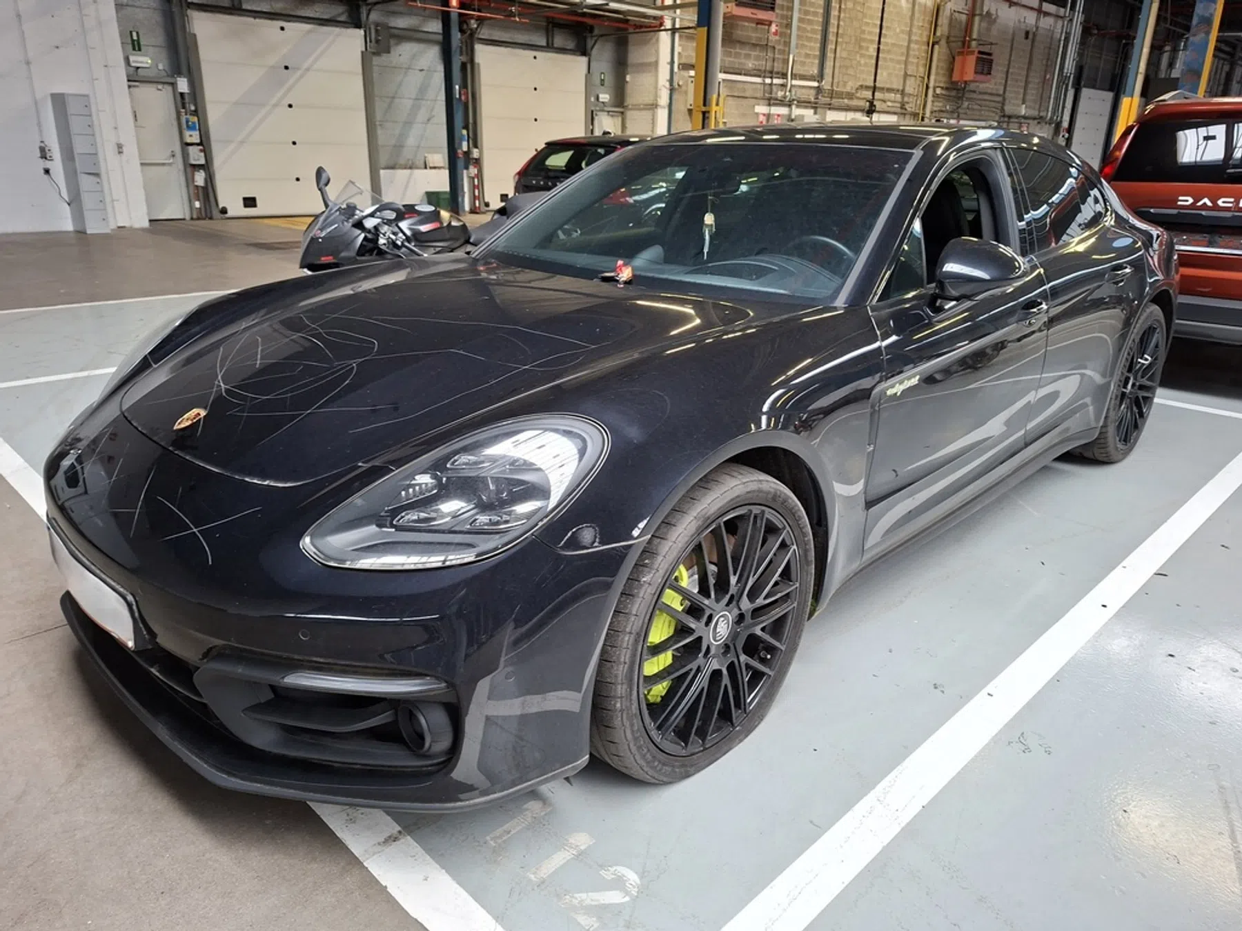 Koop een gevandaliseerde Porsche Panamera bij de Belgische overheid