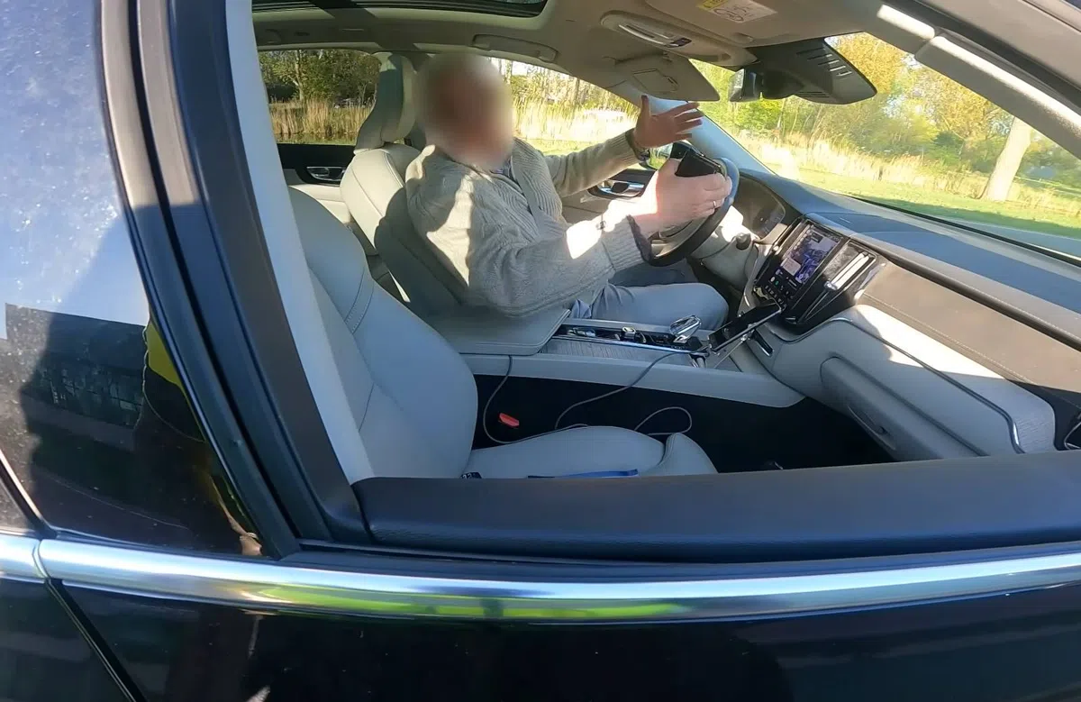 VIDEO: Volvo-rijder boos op politie na boete voor lezen tijdens het rijden