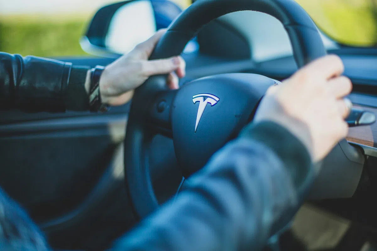 Tesla-rijders misleiden met plastic poppetjes om FSD nog onveiliger te maken