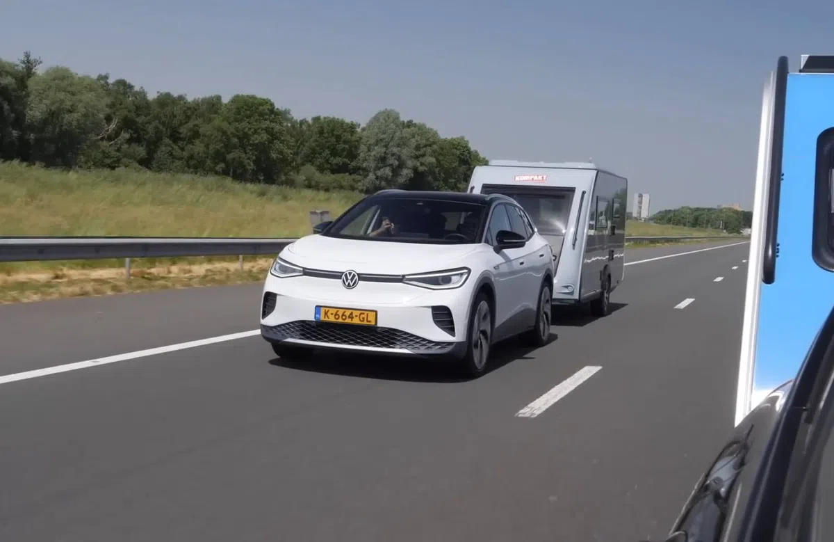 EV op zomervakantie? Zoveel extra reistijd kost caravan, dakkoffer of fietsenrek