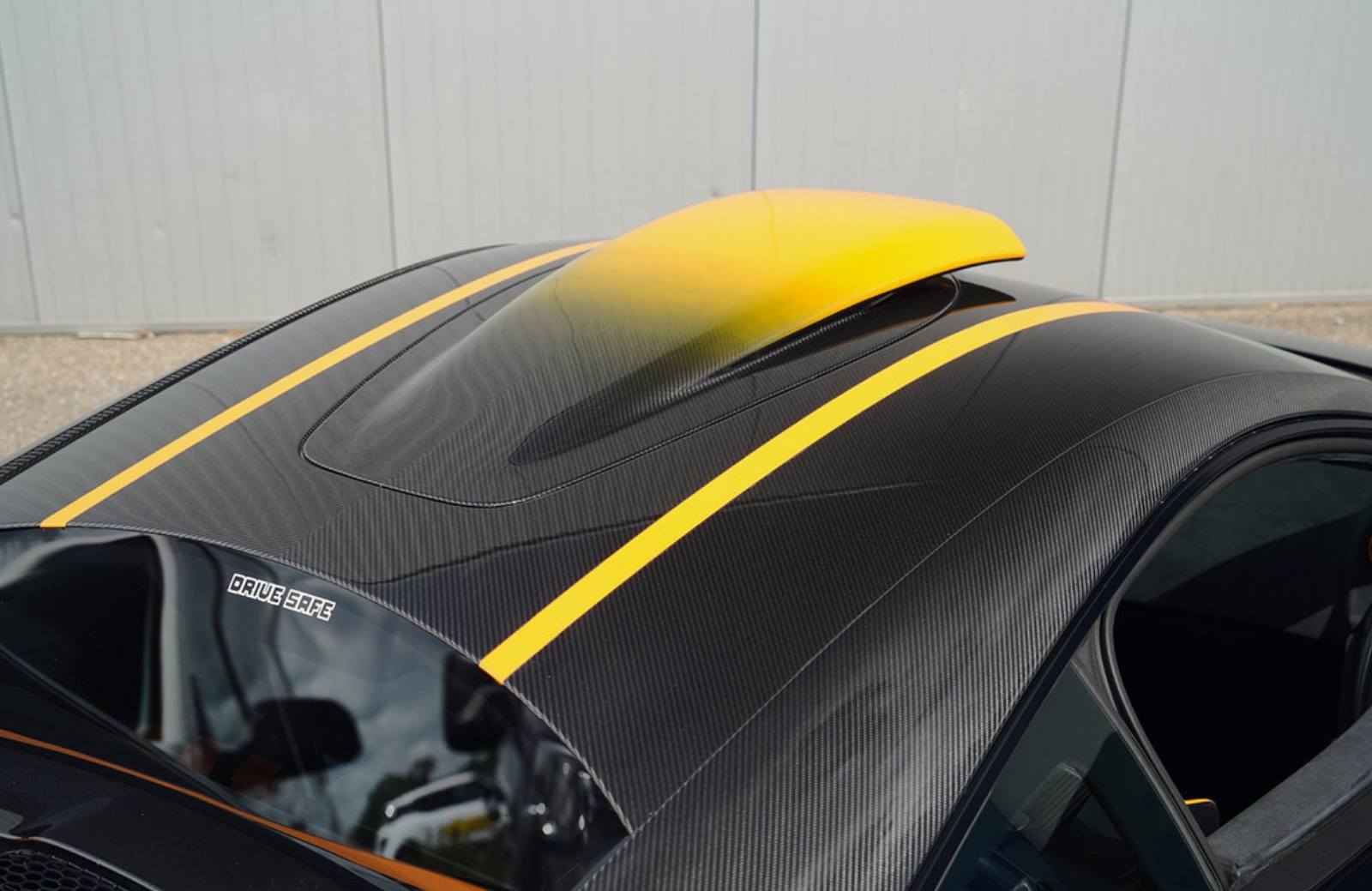 Wereldprimeur of niet: deze straatlegale V8-raceauto schrijft ook af als een dolle