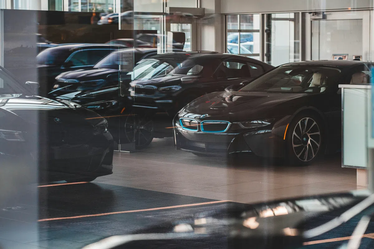 Nederlandse autodealers zien winstdaling van 24 procent