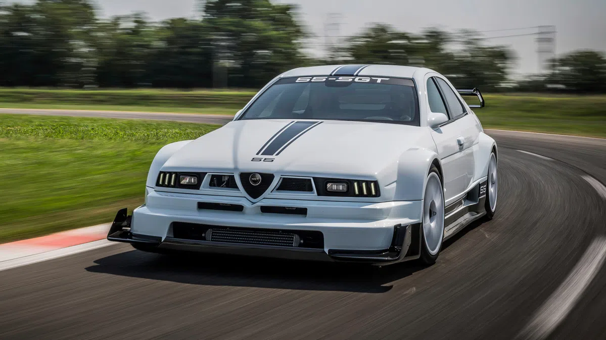 Deze bizarre Alfa Romeo '155' is veel moderner dan je denkt