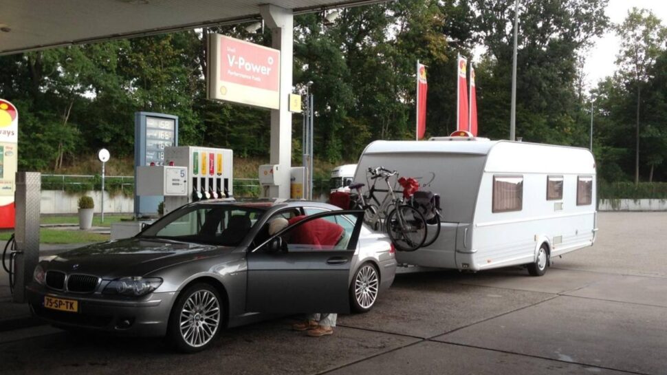 Zo vind je het goedkoopste tankstation op zomervakantie!