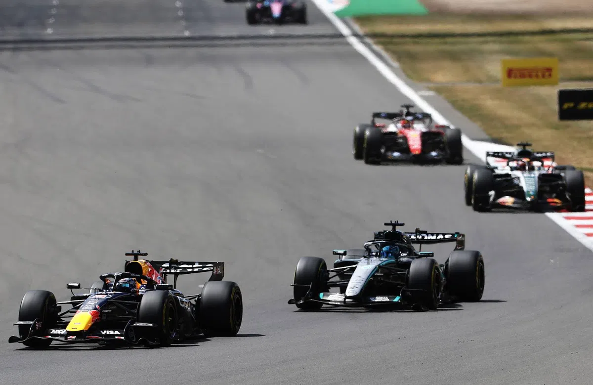 Start Britse GP: Antonelli verliest leiding, een crash en Hamilton krijgt straf!