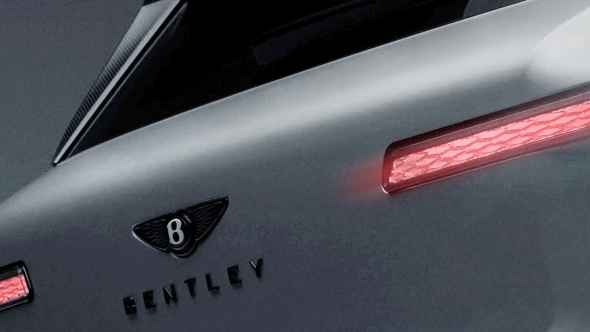 Bentley teast hun allereerste EV en maakt naam bekend