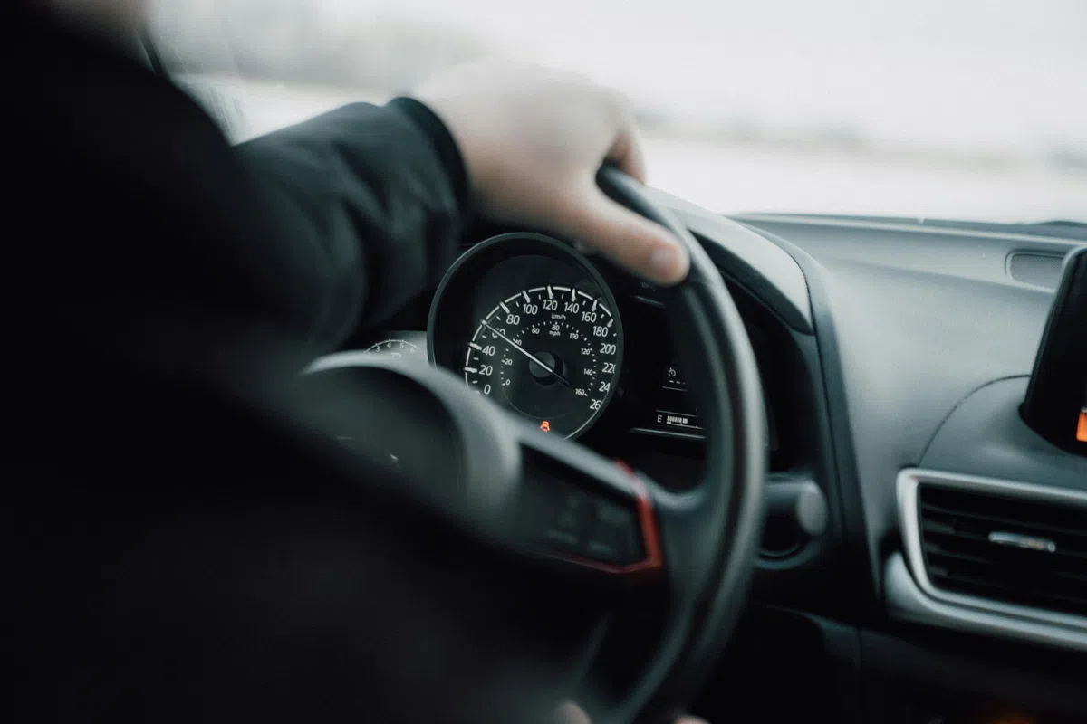 Brussel wil dat je auto automatisch afremt als je te hard rijdt