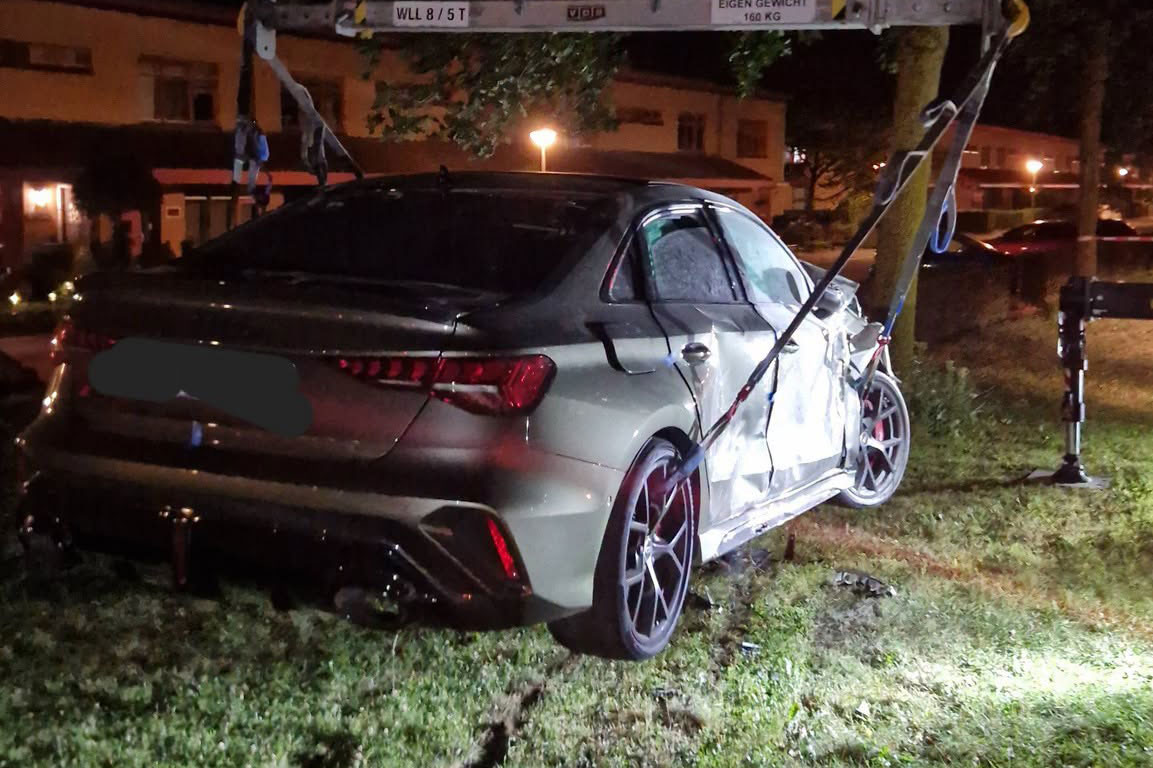 Audi RS3 veroorzaakt zware klapper in Almere, politie zoekt inzittenden