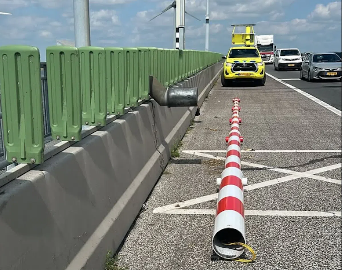 Wat zou jij doen? Man is storing beu en schroeft slagboom van brug