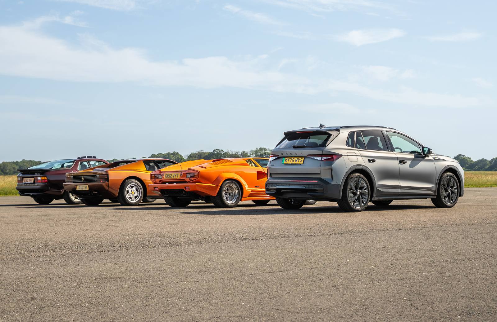 VIDEO: dragrace tussen jaren ‘80 supercars en de Skoda Elroq