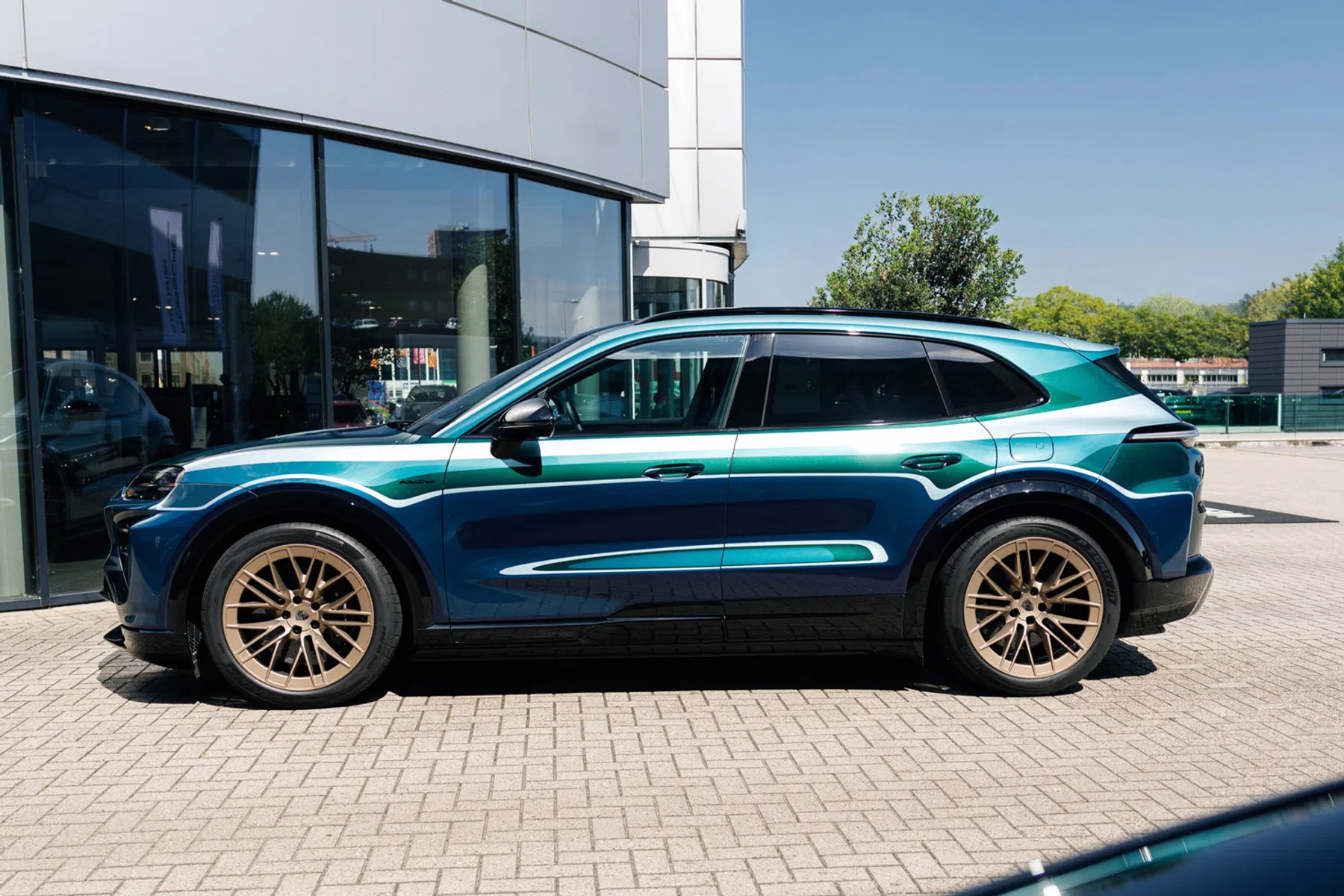 Porsche Amsterdam showt Cayenne die uitgevoerd is in vijf (!) PTS-kleuren