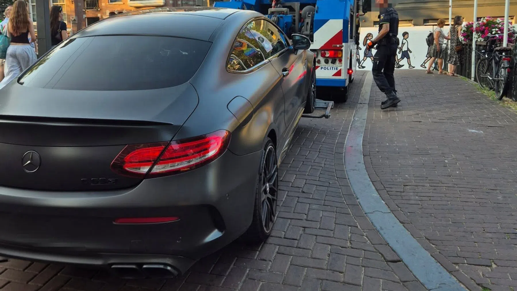 Politie neemt C63 AMG in beslag in hartje Amsterdam