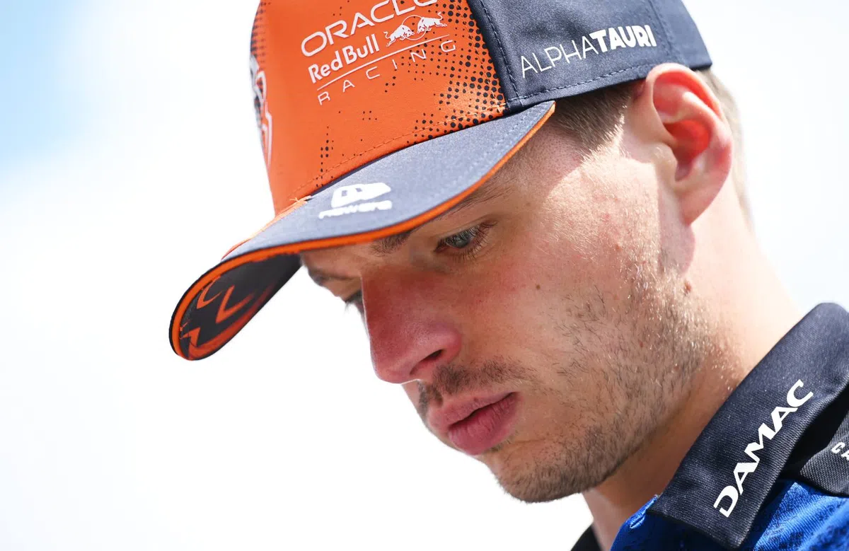 LOL: Max Verstappen reageert op eigen wijze op transfergeruchten