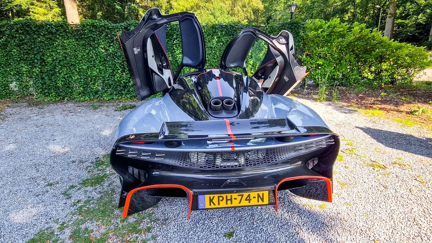 Het Nederlandse wagenpark is weer een auto van € 1,3 miljoen rijker