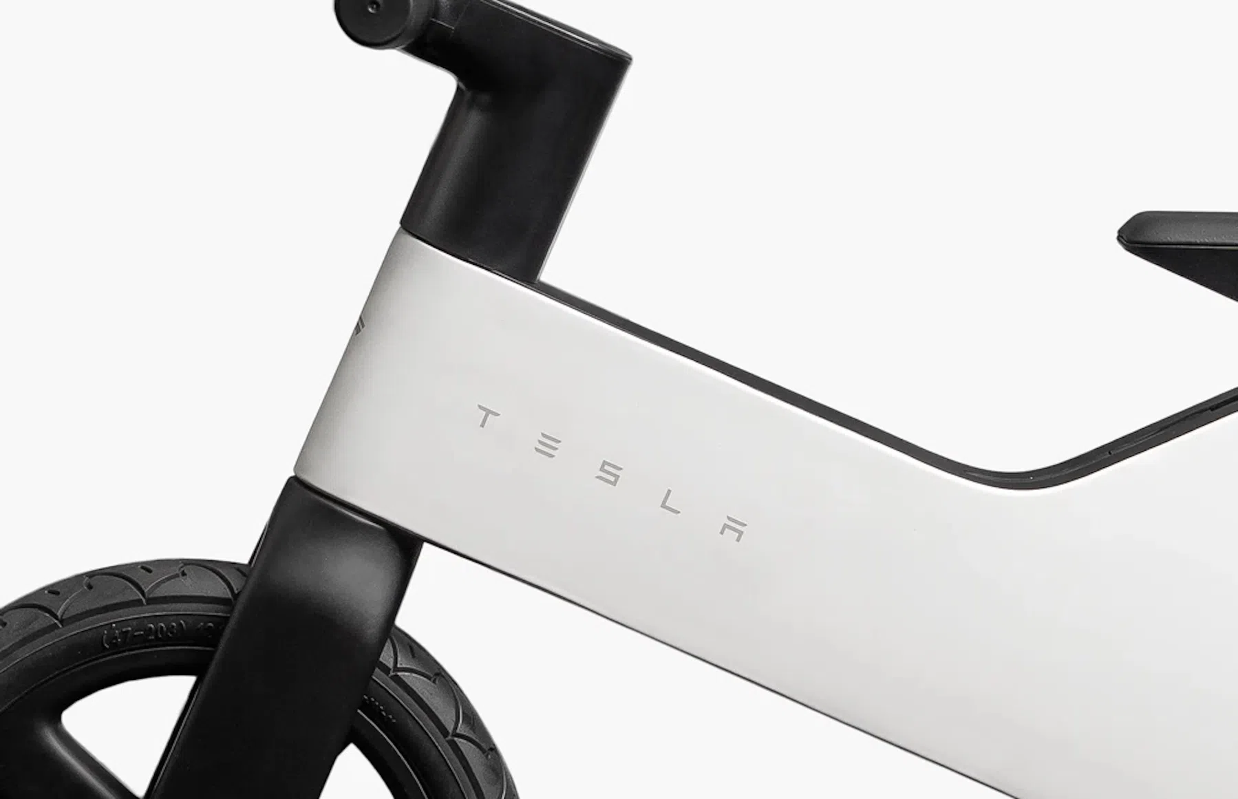 Tesla kinderfiets van €225: loopfiets past gewoon in je Model 3