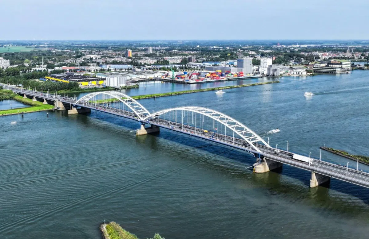 Blijf weg van de Merwedebrug, ik herhaal, blijf weg!