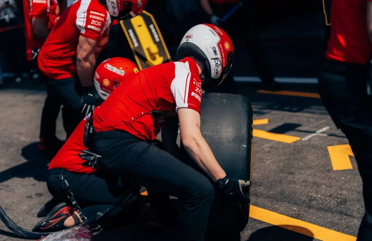 VIDEO: Hamilton rijdt Ferrari-monteur aan