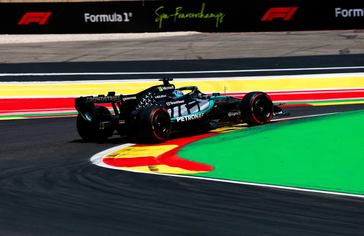 BREEK: Mercedes-coureur crasht in eerste ronde op Spa!