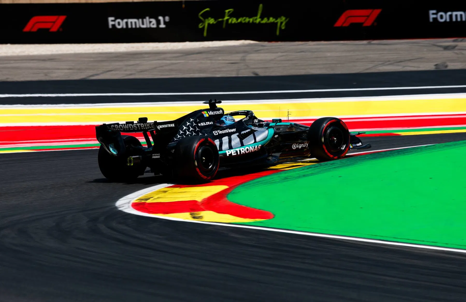 BREEK: Mercedes-coureur crasht in eerste ronde op Spa! 